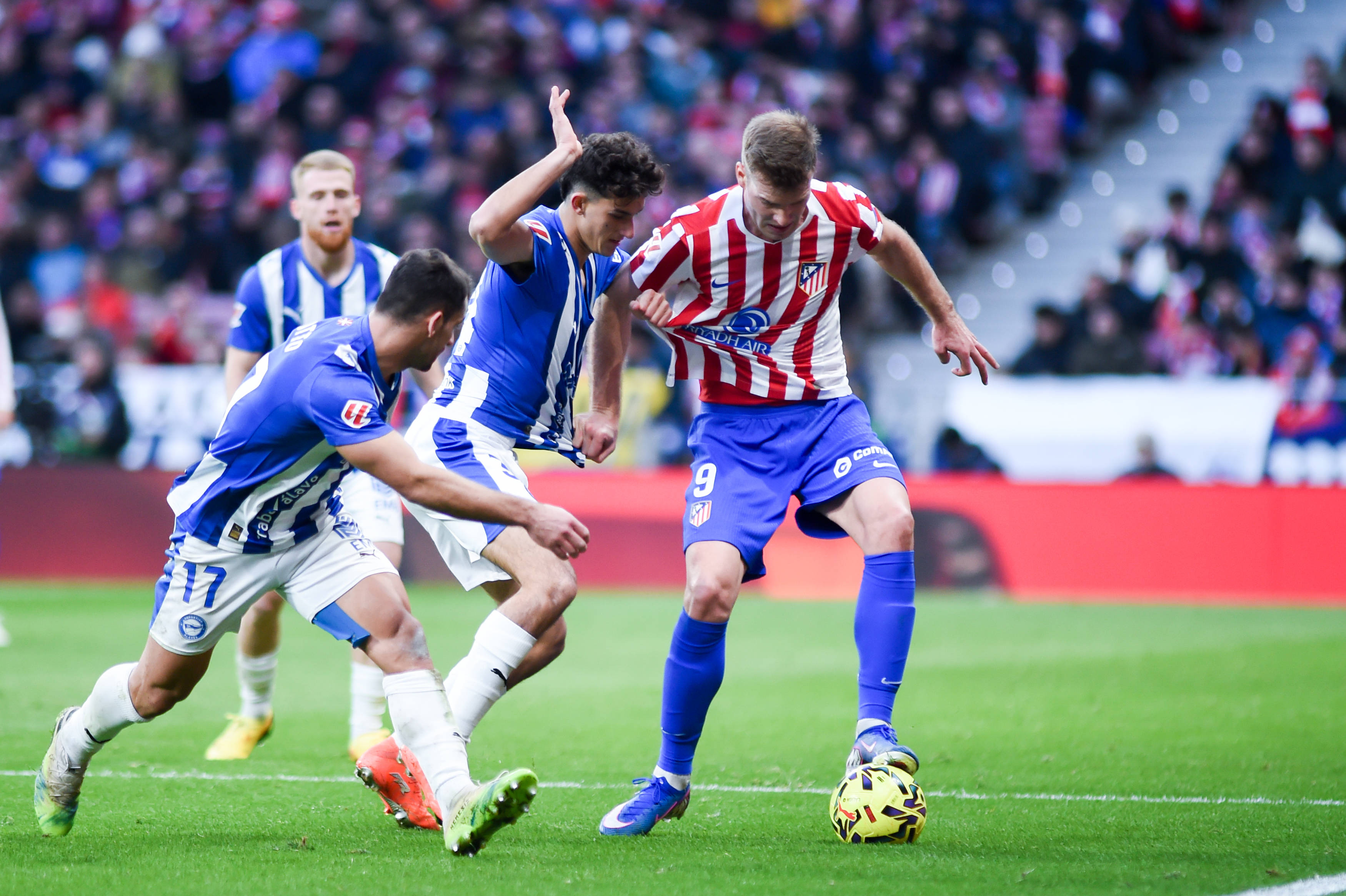 （体育）足球——西甲：马德里竞技胜阿拉维斯